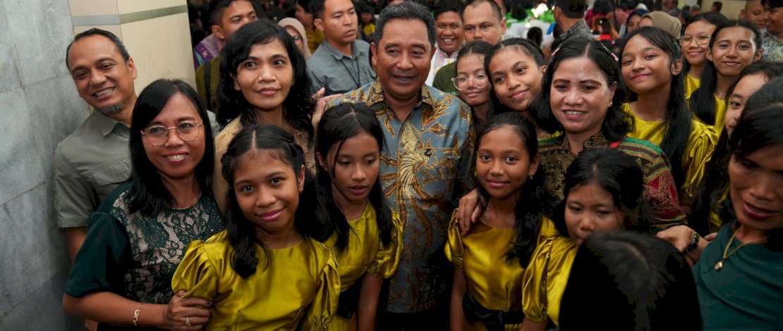 Penjabat Gubernur Sulsel, Bahtiar Baharuddin, menghadiri perayaan Natal Bersama Keluarga Kristiani Lingkup Pemprov Sulsel, di Ruang Pola Kantor Gubernur, Sabtu, 27 Januari 2024.