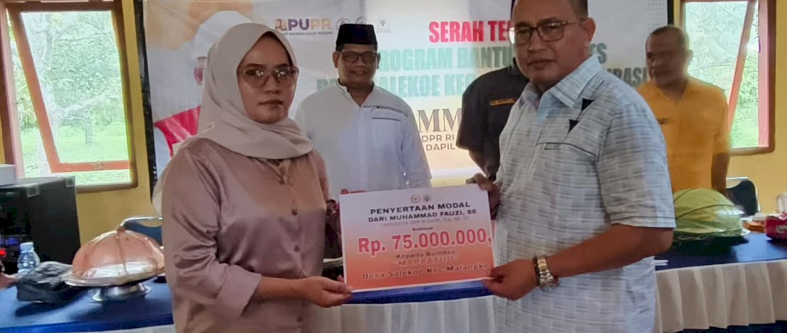 Desa Salekoe Kecamatan Malangke menerima Penyertaan Modal BUMDes senilai Rp75 juta dari Anggota Komisi V DPR RI Muhammad Fauzi. Desa Salekoe Kecamatan Malangke menerima Penyertaan Modal BUMDes senilai Rp75 juta dari Anggota Komisi V DPR RI Muhammad Fauzi.
