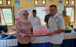 Desa Salekoe Terima Penyertaan Modal BUMDes Rp75 Juta dari Muhammad Fauzi