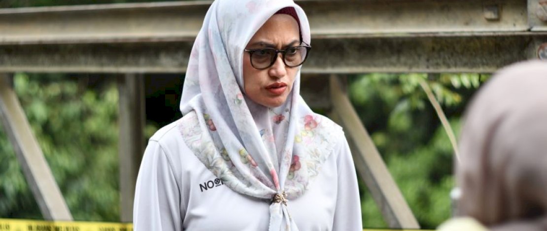 Bupati Luwu Utara, Indah Putri Indriani, meninjau langsung jembatan Salu Rongkong, kemarin, Sabtu, 27 Januari 2024.