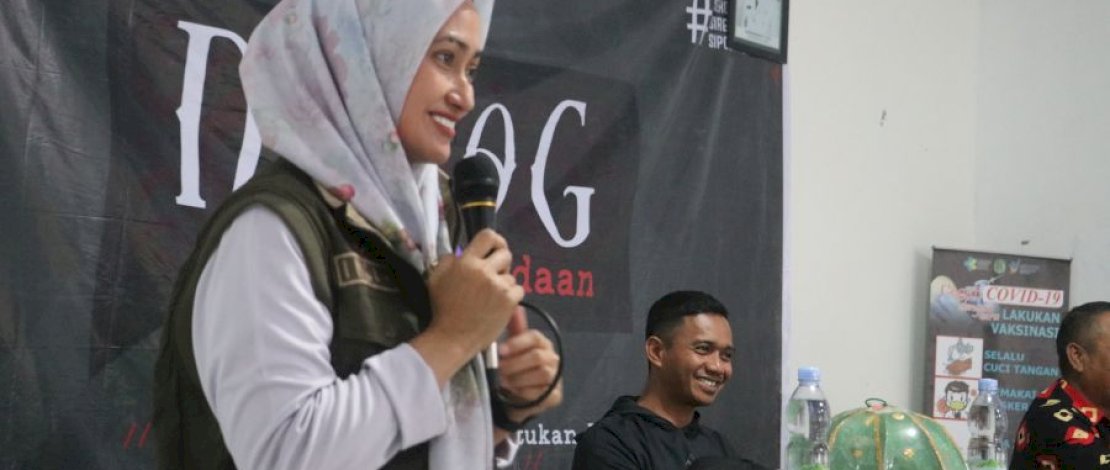 Bupati Luwu Utara, Indah Putri Indriani, membuka Dialog Publik yang digelar HMRI di Desa Limbong, Kecamatan Rongkong, kemarin, Sabtu, 27 Januari 2024.