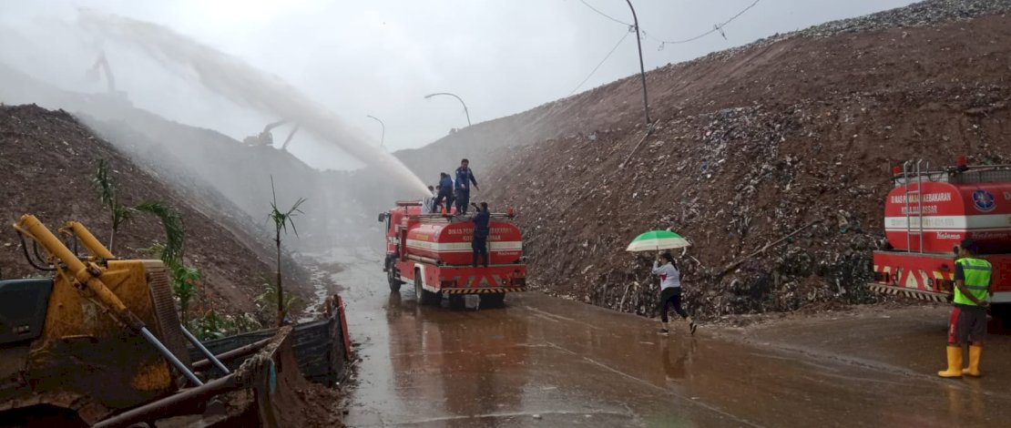 Penyemprotan echo enzim di TPA Antang oleh armada damkar Makassar Penyemprotan echo enzim di TPA Antang oleh armada damkar Makassar