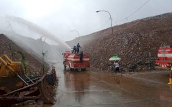 Tiga Unit Armada Damkar Makassar Lakukan Penyemprotan Echo Enzim di TPA Antang