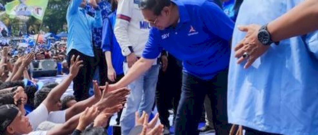 Susilo Bambang Yudhoyono (SBY) turun gunung dalam kampanye di Banyuwangi bersama Agus Harimurti Yudhoyono (AHY) (dok:kompas.com) Susilo Bambang Yudhoyono (SBY) turun gunung dalam kampanye di Banyuwangi bersama Agus Harimurti Yudhoyono (AHY) (dok:kompas.com)