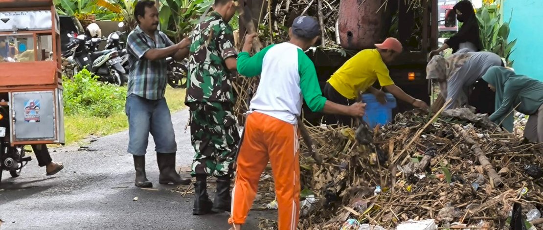 Masyarakat Kelurahan Benteng bersama TNI Polri melakukan kerja bakti. Mulai dari pemangkasan pohon hingga pembersihan saluran drainase di sekitar lingkungan Bua-bua.
