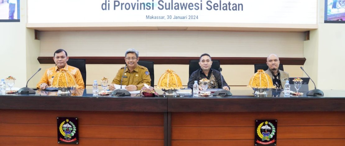 Penjabat Sekertaris Daerah Sulsel, Andi Muhammad Arsjad, membuka Rapat Sosialisasi dan Bimbingan Teknis (Bimtek) Sistem Informasi Pemerintahan Daerah (SIPD) RI, yang digelar di Ruang Rapat Pimpinan Kantor Gubernur Sulsel, Selasa, 30 Januari 2024.