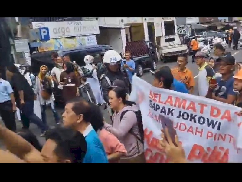Viral Kunjungan Jokowi di Gunung Kidul: Warga Bentangkan Spanduk Pilih Ganjar 