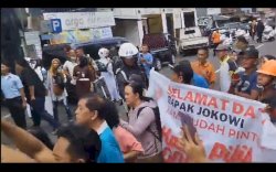 Viral Kunjungan Jokowi di Gunung Kidul: Warga Bentangkan Spanduk Pilih Ganjar 