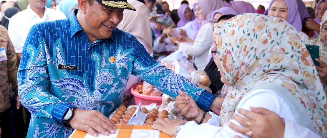 Pj Gubernur Sulsel Salurkan Bantuan Pangan untuk Warga Miskin di Takalar Pj Gubernur Sulsel Salurkan Bantuan Pangan untuk Warga Miskin di Takalar