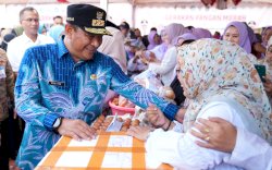 Pj Gubernur Sulsel Salurkan Bantuan Pangan untuk Warga Miskin di Takalar