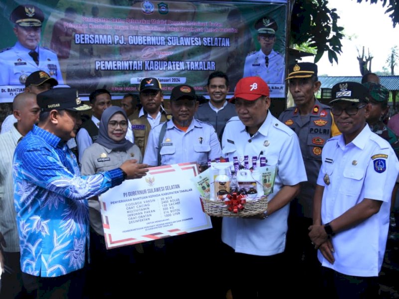 Pj. Gubernur Sulsel dan Pj. Bupati Takalar Tinjau Proses Inseminasi Buatan di Mangarabombang