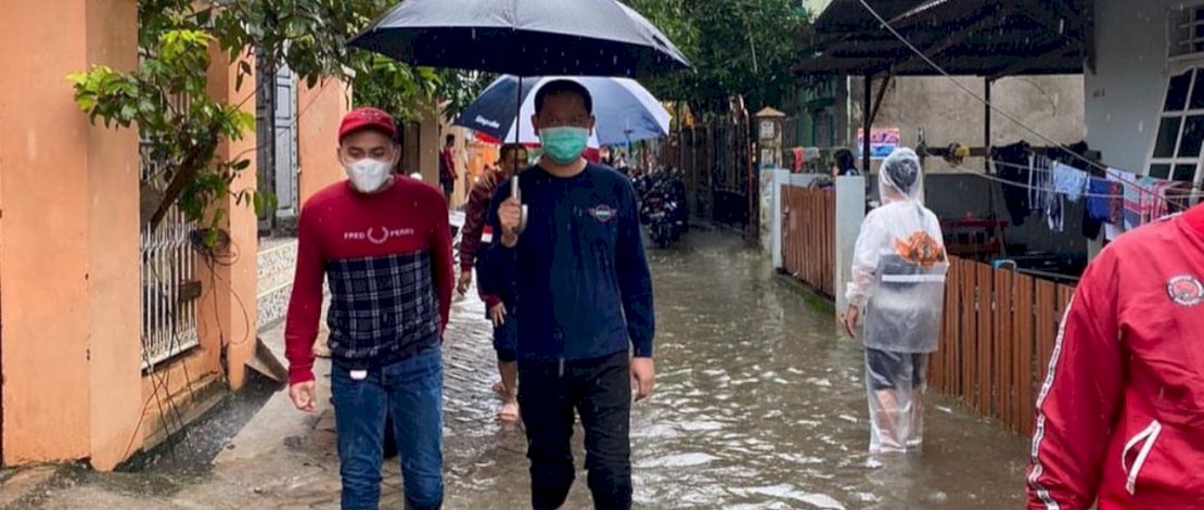 Dokter Fadli saat terjun langsung ke lokasi banjir di Kecamatan Biringkanaya.