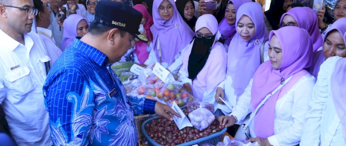 Pj Gubernur Sulsel, Bahtiar mengunjungi pasar murah yang digelar Pemkab Takalar