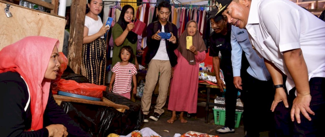 Penjabat Gubernur Sulsel Bahtiar Baharuddin, rutin turun melakukan peninjauan harga dan stok di pasar untuk pengendalian inflasi. Penjabat Gubernur Sulsel Bahtiar Baharuddin, rutin turun melakukan peninjauan harga dan stok di pasar untuk pengendalian inflasi.