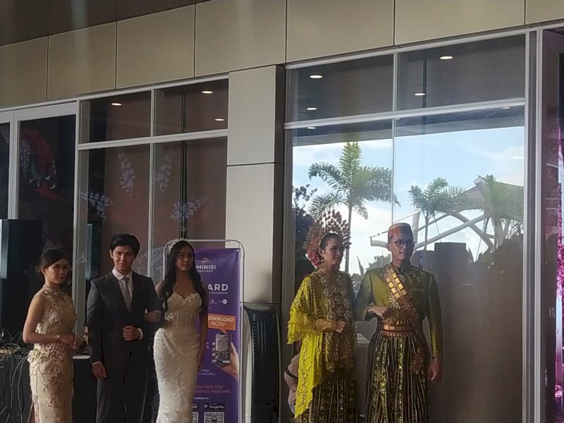 Rizcky De Keizer dan Istri Jadi Model Fashion Show di DWE 2024 The Rinra Makassar