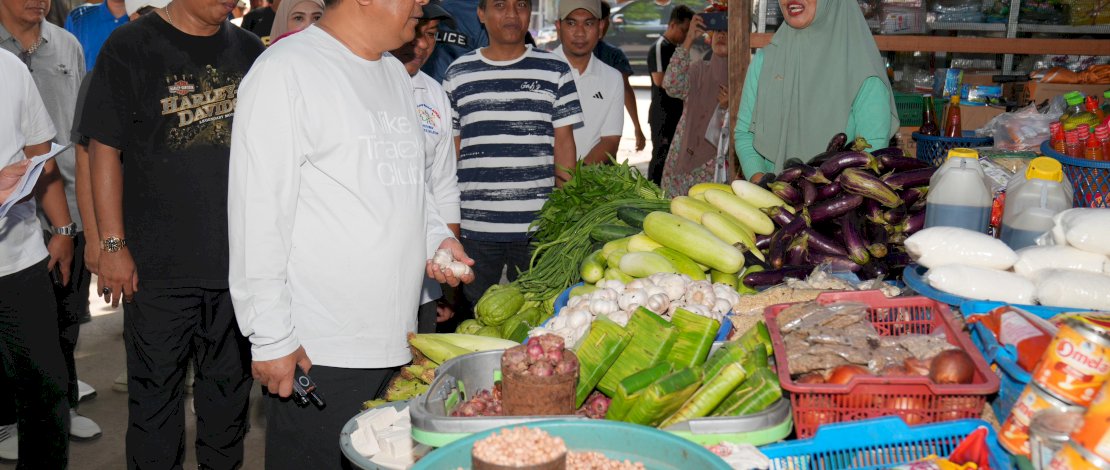 Penjabat Gubernur Sulsel Bahtiar Baharuddin saat meninjau kebutuhan pokok di Pasar Sentral Karisa Jeneponto, Sabtu, 3 Febuari 2024. 