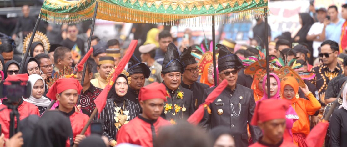 Penjabat Gubernur Sulsel Bahtiar Baharuddin didampingi Penjabat Ketua Tim Penggerak PKK Sulsel Sofha Marwah, menghadiri peringatan Hari Ulang Tahun Kabupaten Bulukumba ke 64, yang dipusatkan di Lapangan Pemuda, Minggu, 4 Februari 2024.