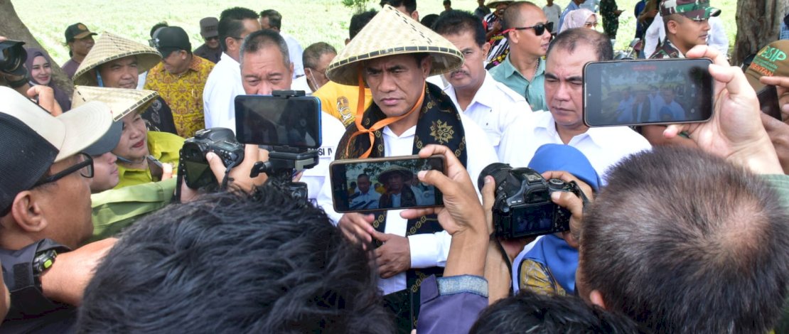 Mentan Andi Amran Sulaiman optimistis panen raya mendatang dapat menghasilkan produksi yang cukup baik. Mentan Andi Amran Sulaiman optimistis panen raya mendatang dapat menghasilkan produksi yang cukup baik.