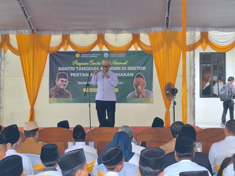 Wamentan Ajak Santri di Madiun Terjun ke Sektor Pertanian