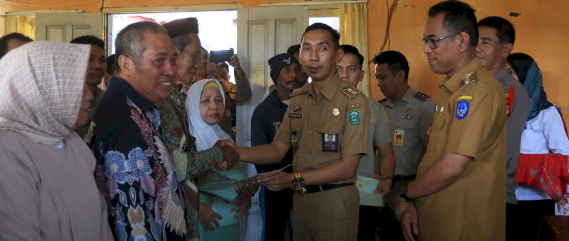 Pj Bupati Takalar Setiawan Aswad, menyerahkan bantuan beras Bulog, sertipikat tanah gratis, dan juga paket sembako kepada lansia di dua kecamatan, yaitu Kecamatan Sanrobone dan Galesong Selatan, Selasa, 6 Februari 2024.