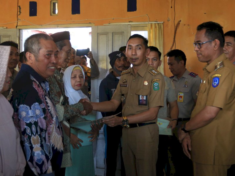 Pj Bupati Serahkan 110 Sertipikat Gratis untuk Warga Takalar