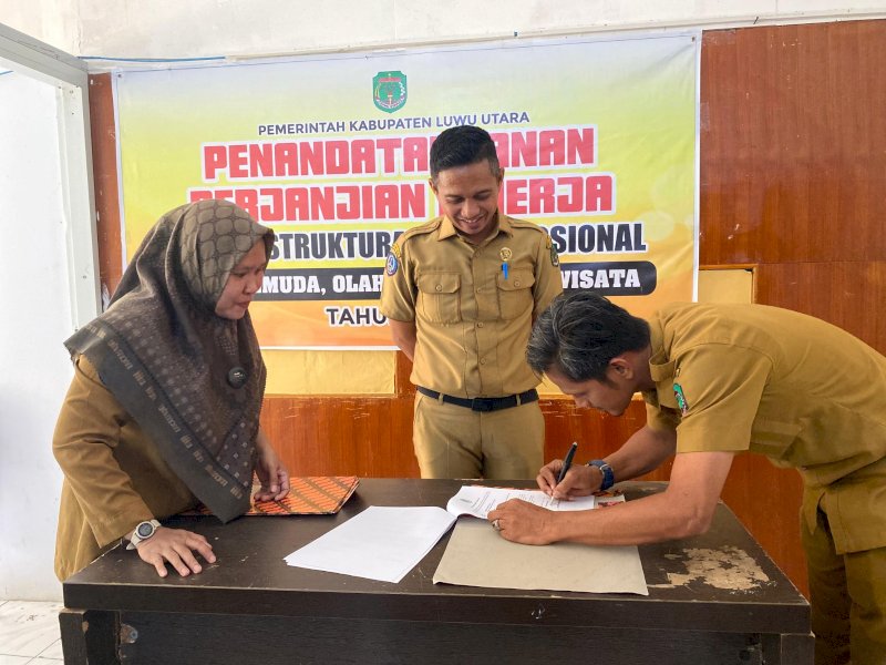 Kadisporapar Lutra Pimpin Penandatanganan Perjanjian Kinerja