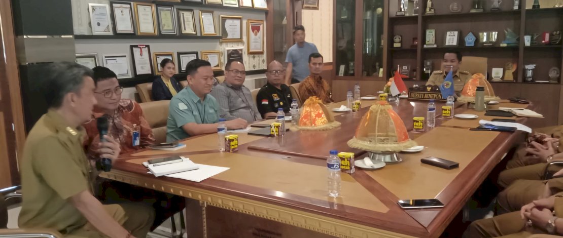 Penjabat Bupati Jeneponto, Junaedi Bakri, mengingatkan ASN agar tetap netral di Pemilu 2024. Penjabat Bupati Jeneponto, Junaedi Bakri, mengingatkan ASN agar tetap netral di Pemilu 2024.