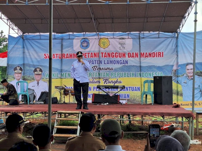 Genjot Produksi Nasional, Wamentan Tanam Jagung di Lamongan