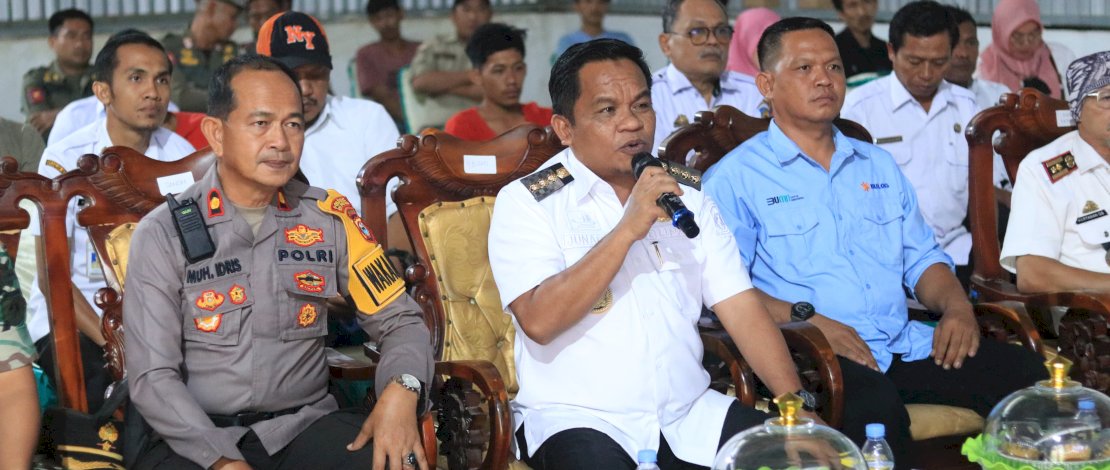 Percepatan Penyaluran dan Penyerahan Bantuan Pangan Secara Serentak di 24 Kabupaten/Kota di Sulsel, Rabu, 7 Februari 2024, di Gudang Perum Bulog Jeneponto. 