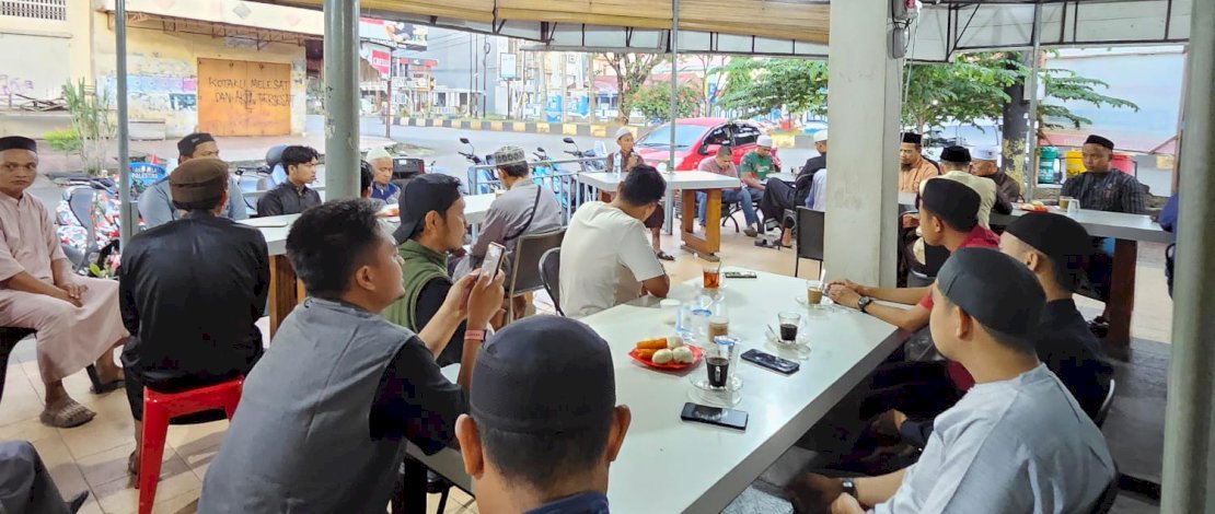 Suasana kajian Jumat Berkah perdana di warkop Megazone Watampone, Jumat 9 Februari 2024