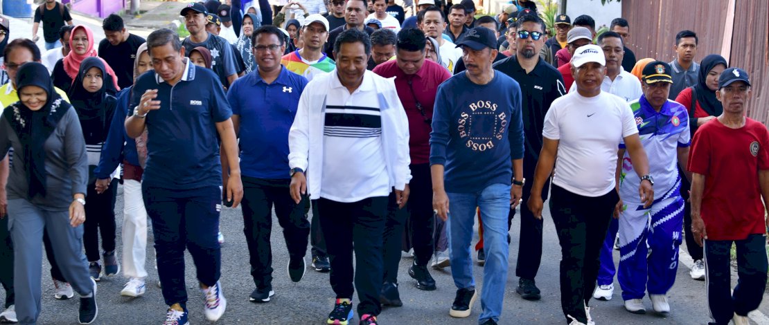 Penjabat Gubernur Sulsel Bahtiar Baharuddin, Bupati Wajo Amran Mahmud dan jajaran Pemerintah Daerah Kabupaten Wajo, serta ribuan masyarakat mengikuti jalan sehat dan senam sehat bersama,