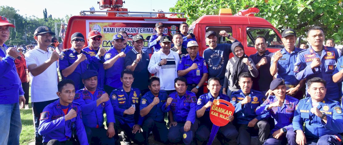 Bantuan Damkar diserahkan Penjabat Gubernur Sulawesi Selatan, Bahtiar Baharuddin, kepada Bupati Wajo, Amran Mahmud.
