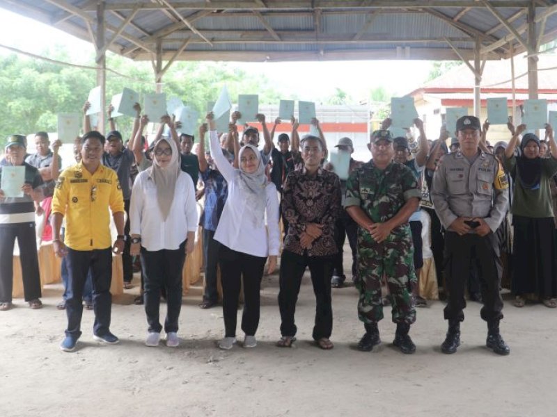 Bupati Luwu Utara Serahkan 250 Sertipikat Tanah kepada Warga Desa Salama