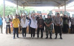 Bupati Luwu Utara Serahkan 250 Sertipikat Tanah kepada Warga Desa Salama