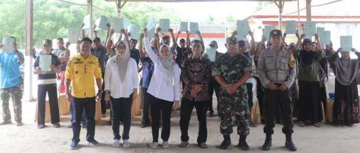 Bupati Luwu Utara Serahkan 250 Sertipikat Tanah kepada Warga Desa Salama