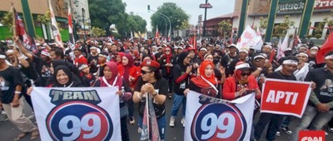 Pendukung Ganjar - Mahfud Teriakkan Yel-yel 'Solo Bukan Gibran' Pendukung Ganjar - Mahfud Teriakkan Yel-yel 'Solo Bukan Gibran'