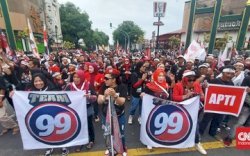 Pendukung Ganjar - Mahfud Teriakkan Yel-yel 'Solo Bukan Gibran' 