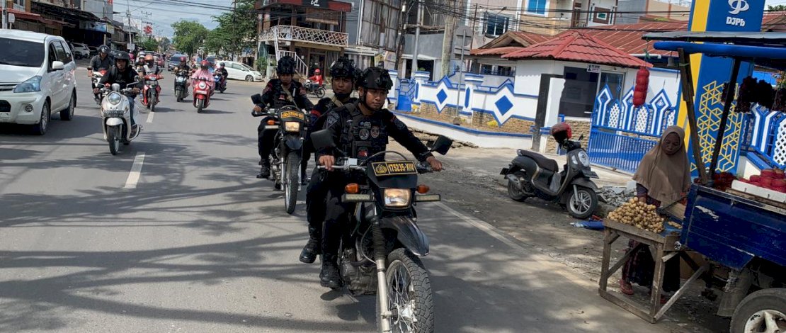 Anggota Brimob Bone melakukan patroli pada perayaan Imlek 2024, Sabtu 10 Februari 2024 Anggota Brimob Bone melakukan patroli pada perayaan Imlek 2024, Sabtu 10 Februari 2024