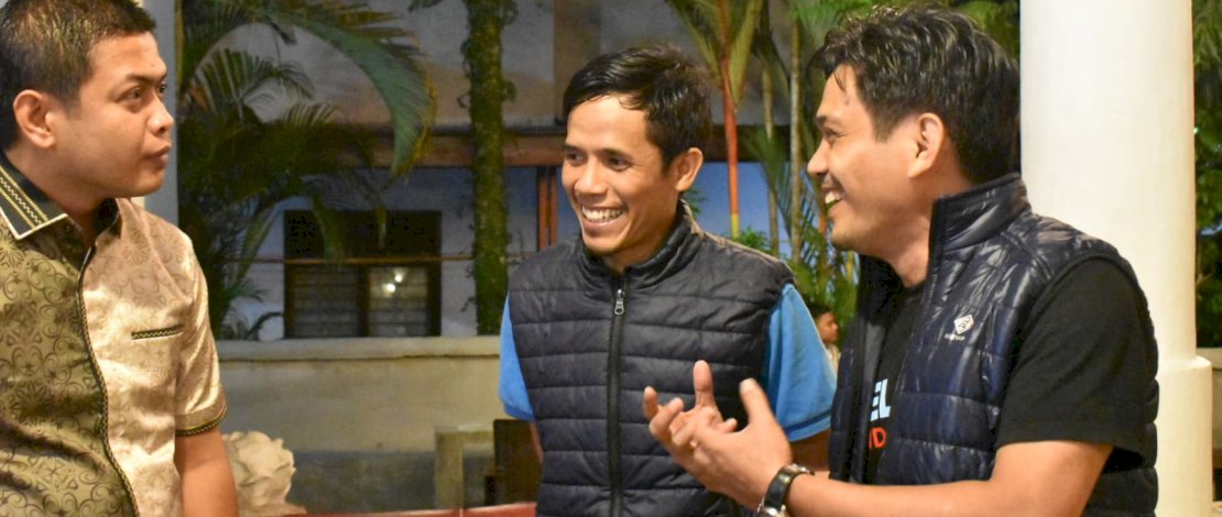 Muhammad Taslim Tamang dan Muallim Tampa bertemu di salah satu Cafe di Jalan Adam Malik, Kecamatan Sinjai Utara, Kabupaten Sinjai, Jumat 9 Februari Muhammad Taslim Tamang dan Muallim Tampa bertemu di salah satu Cafe di Jalan Adam Malik, Kecamatan Sinjai Utara, Kabupaten Sinjai, Jumat 9 Februari