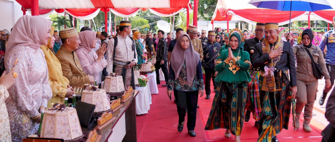Pj Gubernur Sulsel Bahtiar Baharuddin didampingi Pj Ketua Tim Penggerak PKK Sulsel Sofha Marwah Bahtiar, menghadiri Hari Ulang Tahun (HUT) Kabupaten Takalar yang ke-64 tahun, di Halaman Kantor Bupati Takalar, Sabtu, 10 Februari 2024.