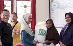 Ratusan KK Warga Desa Terpedo Jaya Terima Bantuan Pangan Beras