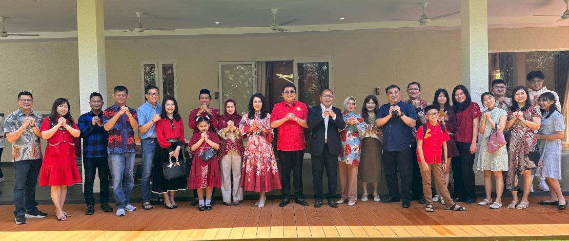 Perayaan Imlek di kediaman pengacara Lucas  di Jalan Bulusaraung Makassar, Sabtu 10 Februari 2024.