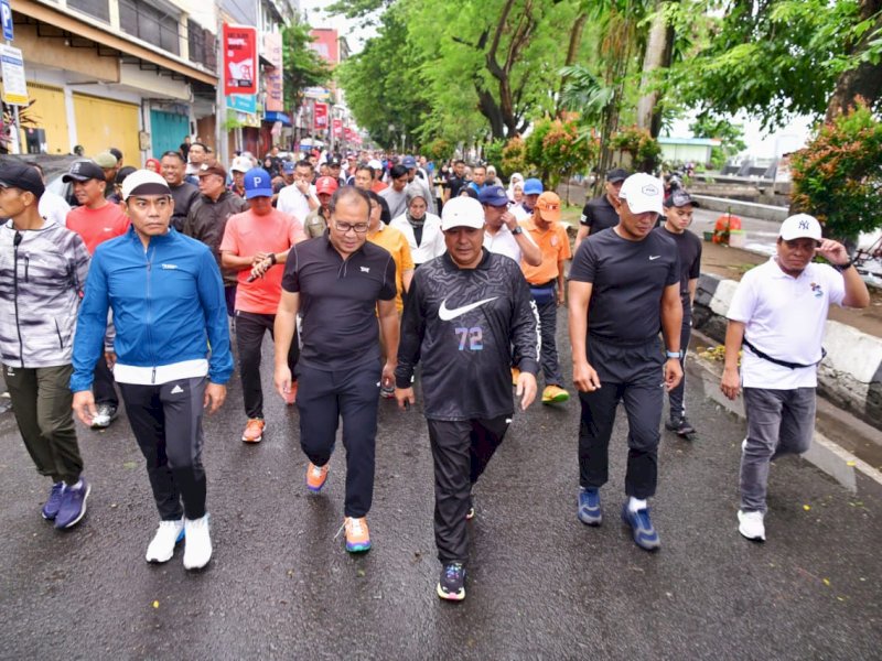 Cooling Down Jelang Pemilu 2024, Pj Gubernur Sulsel Inisiasi Jalan Sehat dan Bakti Sosial di Pantai Losari