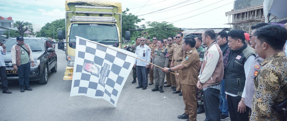 Pj Bupati Jeneponto, Junaedi Bakri, melepas secara simbolis puluhan truk pengangkut logistik Pemilu, mulai hari ini, Senin, 12 Februari 2024. Pj Bupati Jeneponto, Junaedi Bakri, melepas secara simbolis puluhan truk pengangkut logistik Pemilu, mulai hari ini, Senin, 12 Februari 2024.