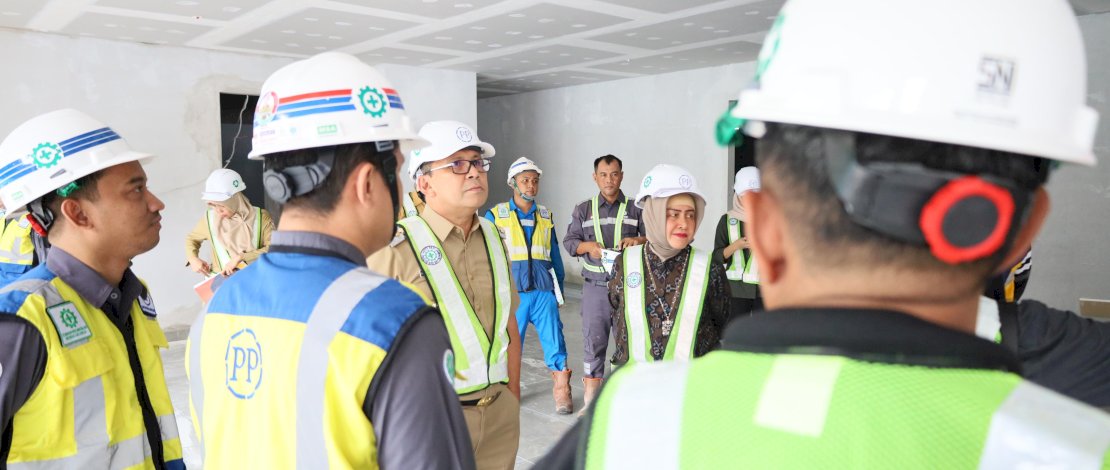 Wali Kota Makassar Moh Ramdhan Pomanto bersama Pj Sekda Firman Hamid Pagarra dan Ketua TP PKK Makassar Indira Yusuf Ismail kembali meninjau progres pengerjaan Makassar Government Center (MGC), Selasa, 13 Februari 2024.
