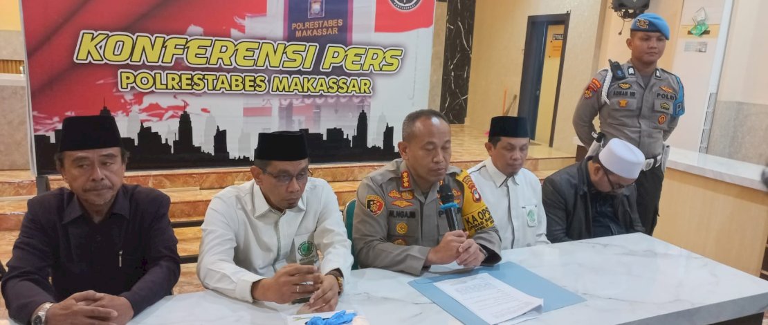 Polrestabes telah menetapkan seorang pria yang berasal dari Kabupaten Gowa, inisial Z (47) sebagai tersangka penistaan agama. Polrestabes telah menetapkan seorang pria yang berasal dari Kabupaten Gowa, inisial Z (47) sebagai tersangka penistaan agama.