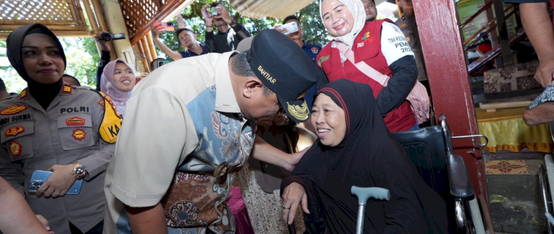 Pj Gubernur Sulsel Bahtiar Baharuddin menjemput salah satu pemilih disabilitas untuk diantar ke TPS, Rabu 14 Februari 2024