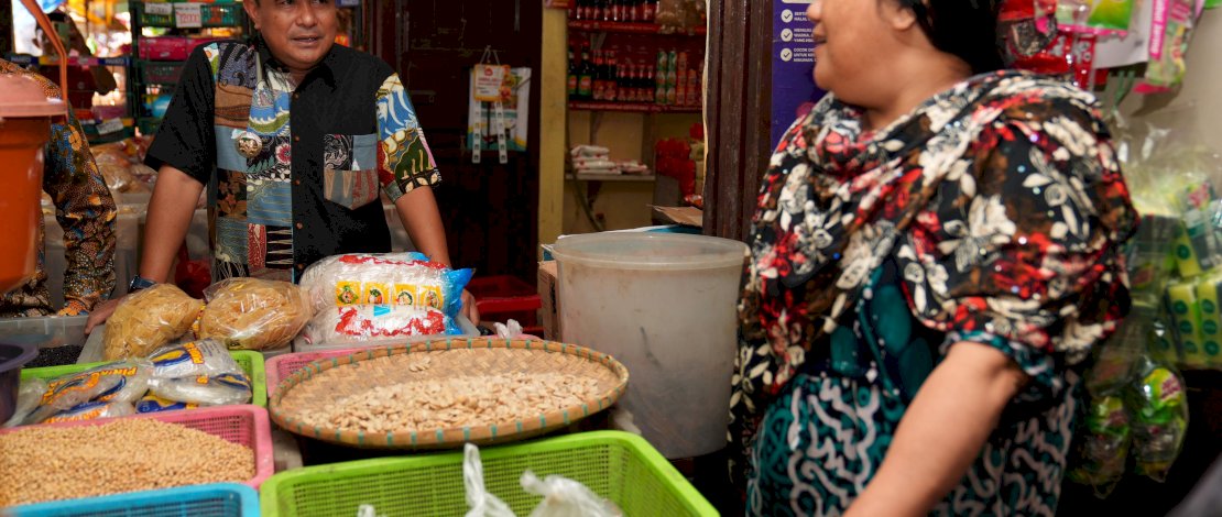 Pj Gubernur Sulsel, Bahtiar Baharuddin, melakukan peninjauan harga kebutuhan pokok di Pasar Terong, Kota Makassar, Kamis, 15 Februari 2024.