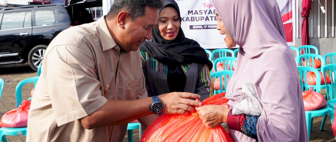 Penjabat Gubernur Sulsel Bahtiar Baharuddin, bersama Pj Ketua TP PKK Sulsel Sofha Marwah Bahtiar, menyerahkan bantuan beras kepada warga, di Kecamatan Tanete Riattang, Sabtu, 17 Februari 2024. 
