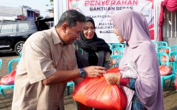 Puluhan Warga Bone Terima Bantuan Beras dari Pemprov Sulsel